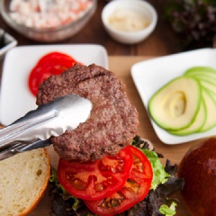 Đầu tiên là phết đều sốt mayonnaise đã trộn vào vỏ bánh hamburger rồi xếp lần lượt: rau, cà chua, thịt bò. Sau đó là sốt thịt cua và cuối cùng là bơ, rong biển khô và sốt cà chua nữa là xong!