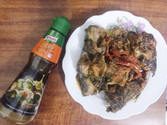 Bỏ cá, cà chua vào nồi đun kỹ. Cho sốt nêm Knorr vào để món ăn thơm ngon, đậm đà. Khi cá và cà chua chín kỹ, ngấm đều gia vị thì cho thì là vào, bày ra đĩa là có món ăn ngon đúng điệu.