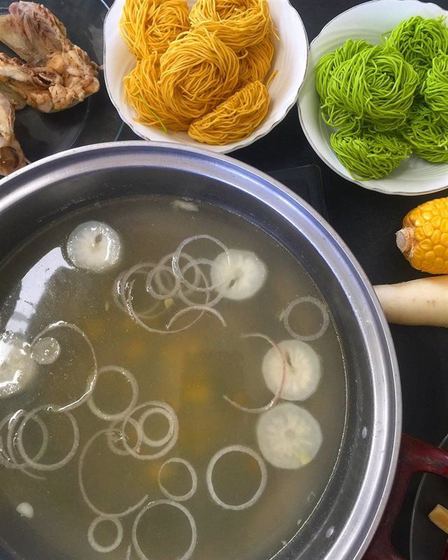 Lẩu Gà Hầm Củ Cải Bắp Mỹ