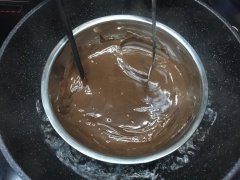 Chocolate cắt nhỏ, chưng cách thủy cho chảy ra.