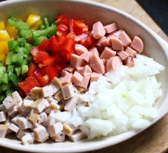 Chả lụa, xúc xích, ớt chuông, hành tây cắt hạt lựu. Trứng cút luộc chín, bóc vỏ.