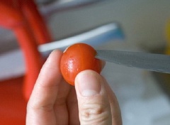 Cắt 1 khoanh nhỏ trên cà chua bi làm viên ngọc giữa trán nha. Cắt và dập rong biển thành những miếng dài và cong làm mắt và miệng cho Mokona là xong.