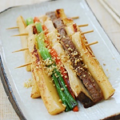 Thay vì chỉ ăn tokbokki như thông thường, bạn có thể biến tấu thành món bánh gạo nướng thịt xiên lạ vị nhưng không kém phần hấp dẫn.