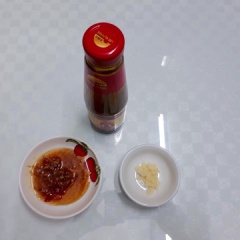Cà rốt gọt vỏ, rửa sạch, tỉa hoa hoặc xắt miếng. Bông cải xanh cắt nhỏ, rửa sạch. Nấm đông cô ngâm nước cho nở mềm rồi đem rửa sạch, vắt ráo nước. Bắp non rửa sạch. Dồi trường làm sạch cả bên trong và bên ngoài bằng muối, rượu để không còn mùi tanh. Nấu nồi nước sôi, cho rau củ vào luộc chín rồi vớt ra. Đun sôi nồi nước khác, cho dồi trường vào luộc chín mềm, vớt ra xắt miếng vừa ăn. Chuẩn bị tỏi băm, dầu hào và một ít ô mai.