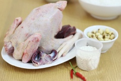 Gà nên chọn thịt gà ta sẽ dai và béo thơm hơn. Đem gà làm sạch, xát với muối rồi rửa lại với nước lạnh cho thật sạch, ướp với 1/3 muỗng cà phê tiêu, 1 muỗng cà phê hạt nêm, nhồi hạt sen vào bụng, để trong khoảng vài giờ để gà ngấm đều muối.