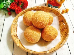 Dùng đũa lăn đều cho bánh chín vàng và nở tròn, bánh chín thì vớt ra đĩa có lót sẵn giấy thấm dầu, thưởng thức khi còn nóng sẽ ngon hơn. Bánh rán lúc lắc nhân đậu xanh với lớp vỏ bánh chiên giòn, được tẩm mè phủ đều bên ngoài, bao lấy nhân đậu xanh xay bùi thơm hấp dẫn. Dùng để ăn chơi hay ăn sáng đều thích hợp. Khi ăn có thể rưới thêm ít mật ong sẽ ngon hơn.