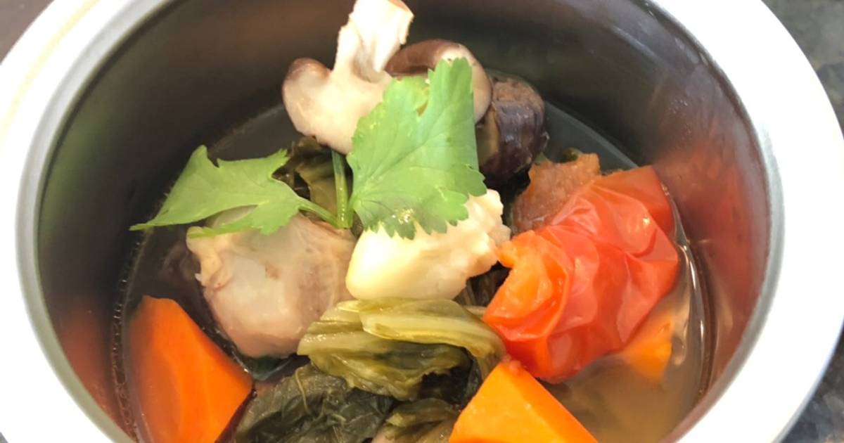 Canh Đùi gà hầm cải chua, cà chua, cà rốt và nấm đông cô