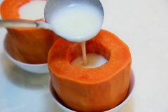 Tắt bếp, chờ thạch nguội bớt, rót thạch vào ruột quả đu đủ. Dùng màng bọc thực phẩm bọc quả lại, đặt vào ngăn mát tủ lạnh (để lớp ngoài của quả không bị khô)