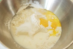 Cho các nguyên liệu (trừ bơ, xúc xích) vào tô lớn trộn đều nè. Rồi cho thêm 35gr bơ vào nhào tiếp cho bột thật nhuyễn nha!