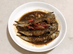 Sau khi hoàn tất thì đem cho ra đĩa để thưởng thức. Cá kho đã chín có thể ăn kèm dưa leo, xoài xanh băm nhuyễn, ăn với cơm trắng sẽ rất ngon.