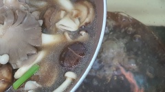 Châm thêm nước cho đủ 1 lít nước dùng rồi nấu sôi trở lại. Khi nước sôi, cho tất cả nấm đã xào chín vào nấu nhỏ lửa trong 5 phút. Nêm nếm gia vị cho vừa ăn rồi tắt bếp.