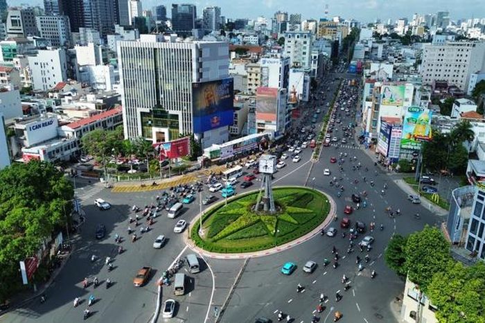 TPHCM: Giao thông vòng xoay Nguyễn Bỉnh Khiêm - Điện Biên Phủ ngày đầu phân luồng mới - Báo Người Lao Động