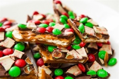 Ngon lắm đó nha, màu sắc bắt mắt thích chưa nào? Ngoài ra, những thanh bánh kẹo phủ chocolate đặc biệt này thậm chí còn có thể trở thành món quà vô cùng độc đáo nữa đấy!