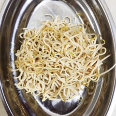 Cho chén dầu sa tế vào chảo cho nóng. Cho giá đỗ vào đảo đều rồi cho mì tofu vào đảo cho đều. Cho hỗn hợp ra 1 đĩa lớn. Lấy một cái chảo khác phi tỏi cho vàng. Cho chén đồ ướp đã chuẩn bị ở bước 2 vào đảo. Tiếp đó cho thịt bò vào đảo đều.