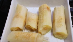 Cho mía vào khay nướng, rắc 1 lớp đường lên trên rồi cho vào lò nướng ở 180 độ C trong khoảng 7-8 phút. Bước này sẽ giúp cho mía thơm và có vị ngọt đậm hơn. Nếu không có lò nướng, bạn để mía nguyên vỏ rồi nướng trên lửa. Sau đó mới róc bỏ vỏ. Cho hành, gừng, tỏi, ớt và mía vừa nướng vào nồi xào qua.