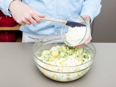 Cho trứng gà, dưa chua, ngò tây, thì là, khoai tây, trứng gà, sốt mayonnaise và tô, rót phần nước hành tây đã nấu vào, tất cả trộn đều. Bạn có thể dùng món này ở nhiệt độ phòng hoặc cho vào tủ lạnh cho mát trước khi thưởng thức nha.