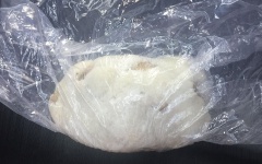 Bó xôi: Cho xôi lên bao nilon, trải đều xôi ra. Đặt gà lên xôi, chan đều mỡ hành lên xôi (nếu gà to quá bạn có thể dùng dao khứa đùi, cánh gà sao cho phần đùi và cánh áp sát vào thân gà). Bó phần xôi sao cho phần xôi phủ đều lên gà. Cuộn chặt tay, dùng dây thun để giữ gà bó xôi chặt lại. Để nguội, cho vào tủ lạnh ít nhất 24 giờ.