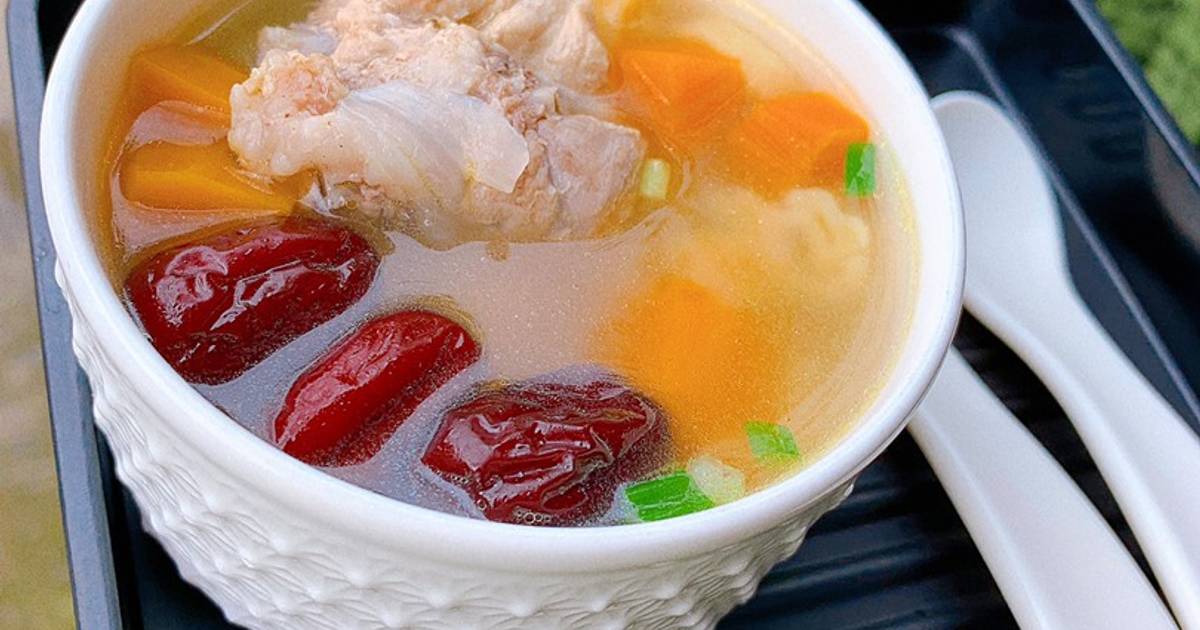 Nui sườn hầm bí đỏ táo tàu (em bé)