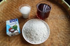 Pha 300gr trà với lượng nước vừa đủ. Chia bột năng ra làm 2 phần, Hòa tan mỗi 100gr bột với 300gr nước, trộn đều đến khi bột không còn lợn cợn, hòa tan hết (Có thể sàng lọc nhiều lần cho bột mịn). Được thành phẩm 2 thau bột.