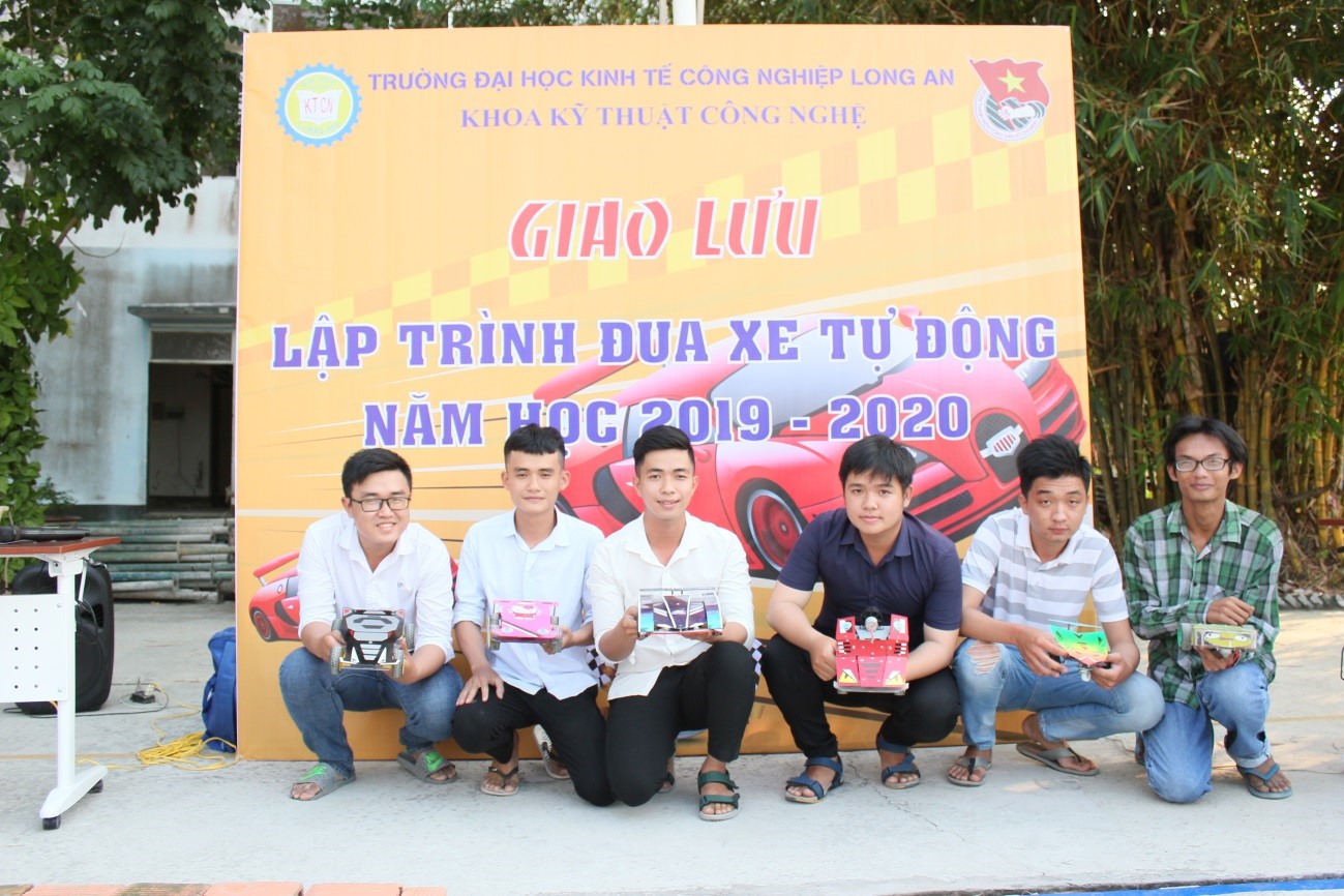 Tham gia giao lưu lập trình đua xe tự động