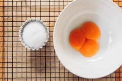 Chuẩ bị tất cả các nguyên liệu. Đầu tiên các bạn tách riêng lòng trắng và lòng đỏ trứng.