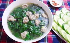 Cuối cùng, cho rau ngót vào nồi nước. Vặn lửa nhỏ bớt, nêm vào nồi canh bột ngọt, muối vào, nấu thêm 5 phút. Sau đó, múc canh ra tô và dùng với cơm nè!