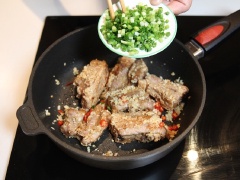 Ở 1 chảo khác, cho 1 ít dầu ăn, đổ sườn, tỏi, ớt, hành lá đảo đều ở mức lửa vừa (lưu ý không để lửa quá to sẽ khiến các gia vị bị cháy khét). Nêm thêm chút muối cho đậm đà rồi bày ra đĩa thưởng thức nóng.