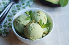 Dùng giấy bạc để bọc kín hỗn hợp lại rồi cho vào ngăn đông của tủ lạnh qua một đêm là bạn đã có món kem lơ ngon tuyệt rồi đấy.