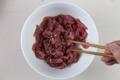 Thịt bò đem ướp với 1/2 muỗng cà phê muối, 1/2 muỗng cà phê tiêu, 1/2 muỗng cà phê đường, 1 muỗng cà phê dầu mè, 1 muỗng cà phê tỏi băm. Để 15 phút cho thịt bò ngấm gia vị. Cho vào chảo 20ml dầu ăn, chờ dầu nóng cho thịt bò vào xào đến khi vừa chín tới thì trút ra dĩa.