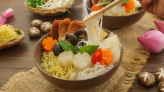 Hủ tiếu mì chay ăn cùng với rau sống, giá hẹ giống như hũ tiếu bình thường. Nước lèo chay được nấu ngọt thanh, ăn cùng với các loại rau nấm mềm dai, bữa sáng thêm phần chất lượng và ngon miệng cho dù có ăn chay đúng không nào?