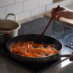 Đun nóng 1 muỗng canh dầu mè, cho cà rốt vào xào cho sợi cà rốt chín dịu đi là được.