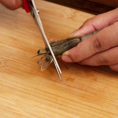 Ba rọi, cơm dừa, tôm rửa sạch để ráo. Ba rọi cắt con cờ khoảng 1 cm theo chiều dọc thịt. Tôm cắt bỏ đầu, chân và râu. Cơm dừa cắt sợi, rộng khoảng 1 cm, dài 2 - 2.5 cm.
