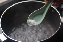 Chần sơ ớt chuông: Đun sôi nước bỏ thêm muối vào sau đó cho ớt vào đến khi nước sôi lại rồi vớt ra.