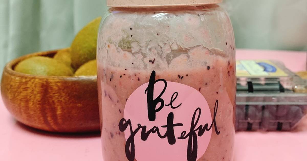 Smoothie berry chuối dứa