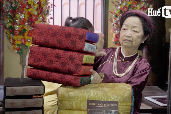 Bạn trẻ tự tay làm gối trái dựa cung đình - Báo Thừa Thiên Huế