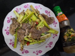 Dọn món ra dĩa, rắc thêm một ít tiêu cho thơm và dùng thôi. Món thịt nai xào sả ớt cay nồng này rất thích hợp cho những ngày có tiết trời se lạnh. Bạn có thể dùng món để nhâm nhi cùng bạn bè, hoặc dùng trong bữa cơm gia đình cũng rất hao cơm đấy nhé. Chúc các bạn thực hiện thành công.