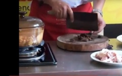 Nấm mèo ngâm nước ấm cho nở, cắt bỏ gốc, cắt miếng to hình vuông. Cà rốt gọt vỏ, tỉa hoa thành lát mỏng.