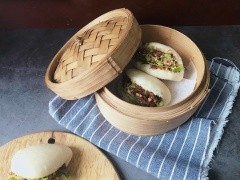 Bánh bao kẹp nấm chay có lớp vỏ bánh bao trắng muốt, mềm xốp có vẻ ngọt nhẹ, phần nhân nấm xé sợi nâu óng ả và rất thơm ngon, ăn kẹp cùng với ngò rí và ít đậu phộng vụn như tăng thêm hương vị cho món ăn. Món này nên được ăn ngay sau khi làm để tránh lớp vỏ bánh bao bị khô nhé.
