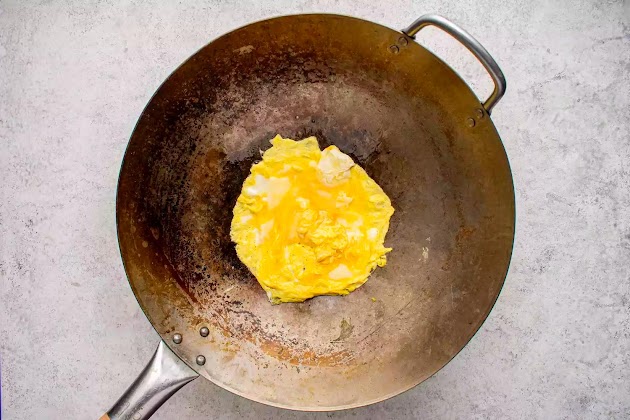 cottura delle uova nel wok