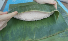 Lót lá chuối, cho chả lụa gà bọc lại, gói 2 đầu rồi cột dây. Không cần cột chặt vì lát chả lụa gà sẽ nở ra thêm.