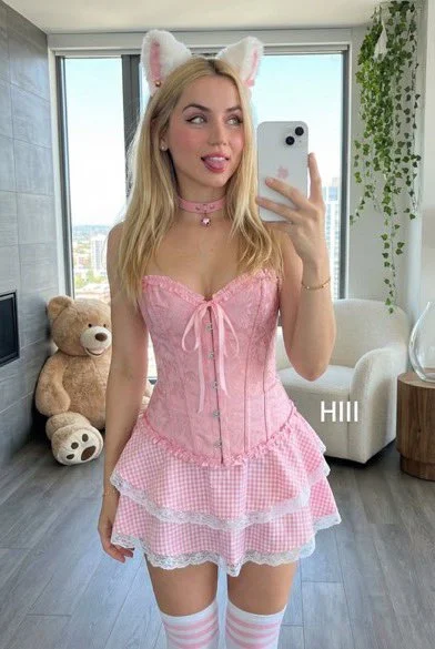 Selfie juguetona de chica rubia con orejas de gato frente al espejo