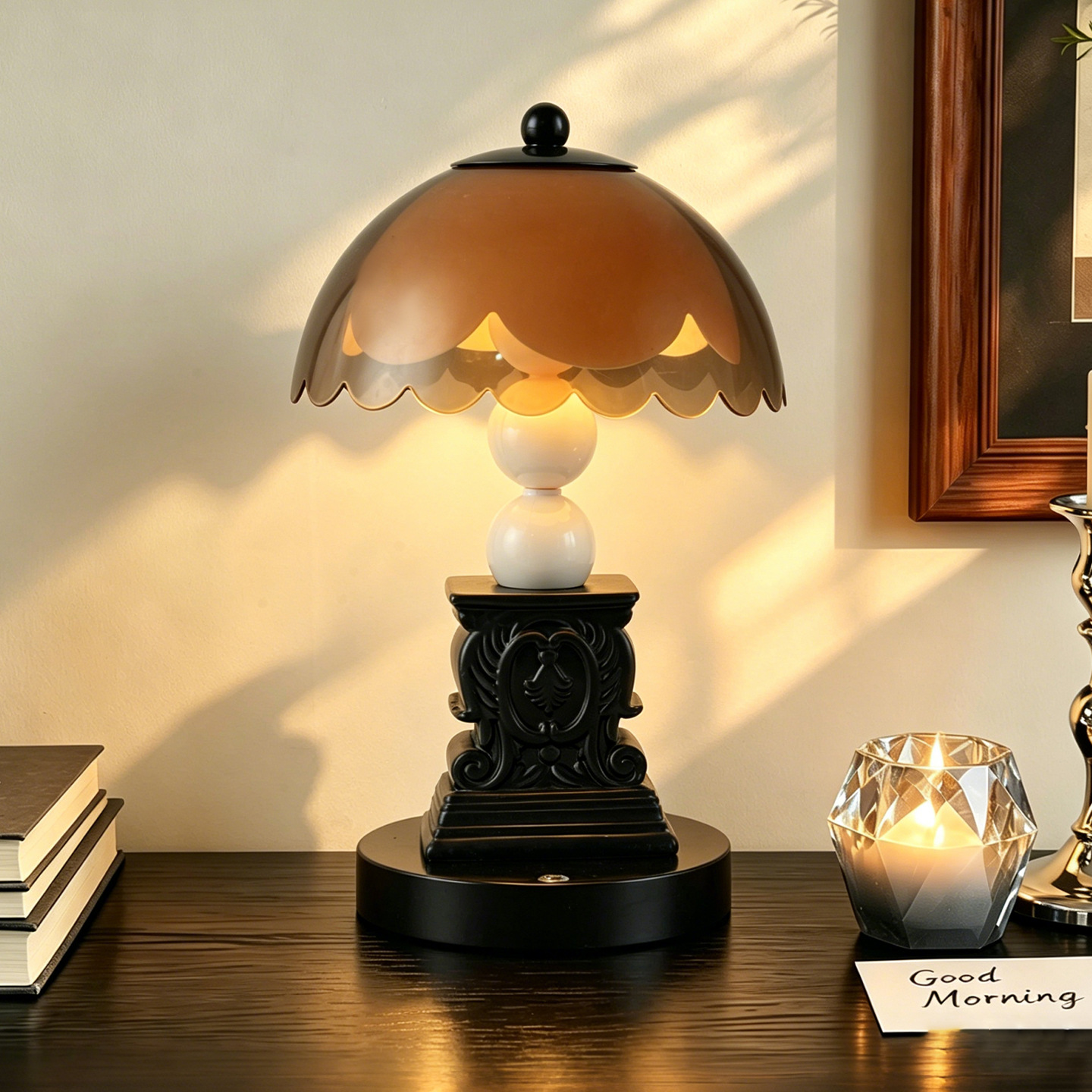 Nachttischlampe mit römischem Reliefmotiv