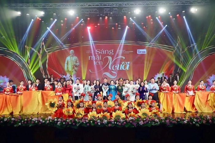 Sâu lắng và hào hùng đêm nghệ thuật đặc biệt 'Sáng mãi tên Người' - Báo Văn hóa