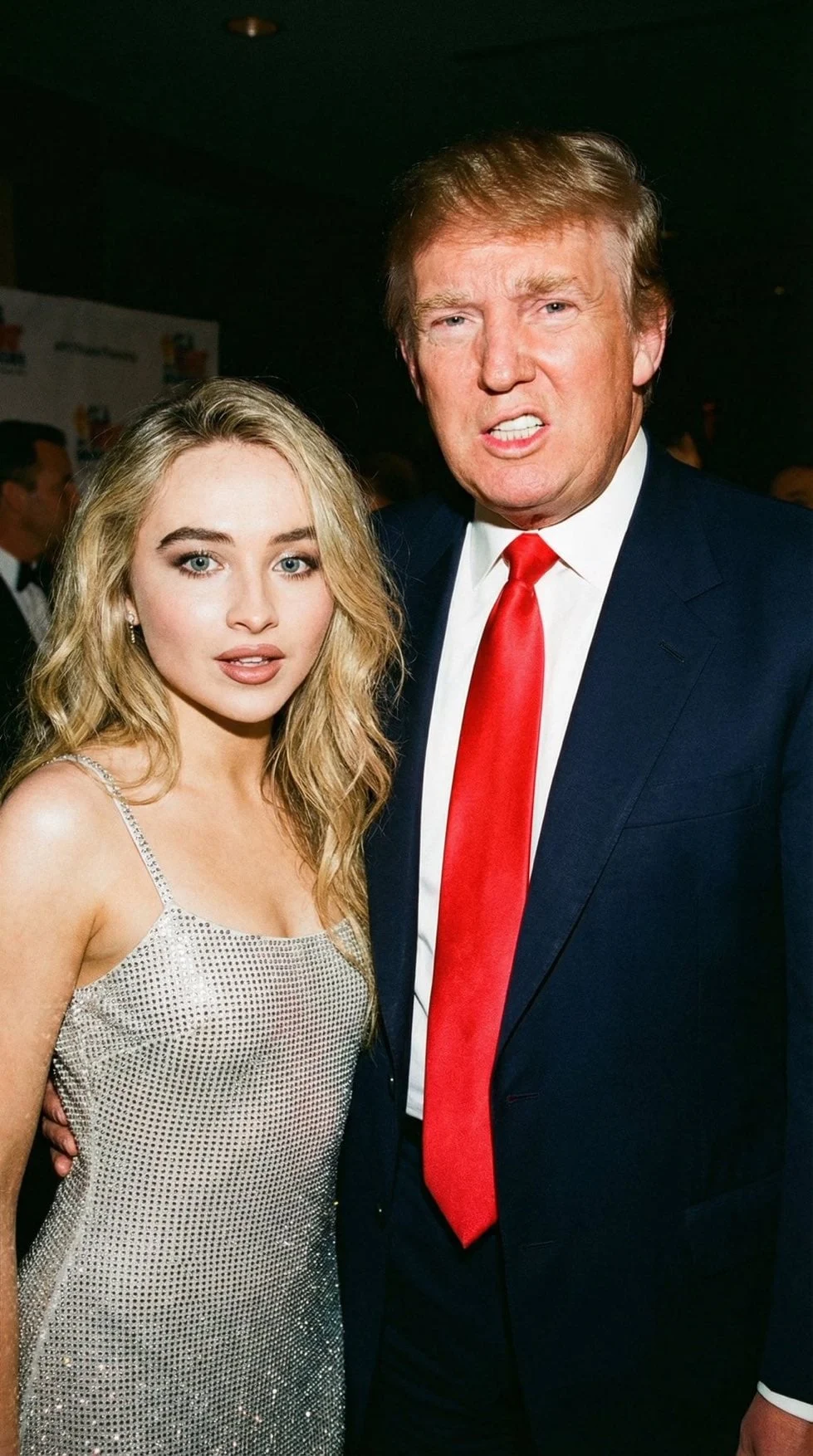 Donald Trump y Sabrina Carpenter Nano Banana Pro Prompt: { "iluminación": { "ambiente": "Espontáneo, ligeramente duro...