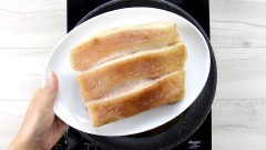 Miếng thịt ba chỉ sau khi sấy mặt da sẽ săn lai như hình bên dưới. Chuẩn bị một chảo dầu, lót bên trong chảo dầu một chiếc rế lót nồi bằng inox sao cho chừa lại một lượng dầu đủ cao để chiên bề mặt da. Mở lửa lớn đến khi dầu nóng thì hạ nhỏ lửa, đặt miếng thịt vào chiên, phần da tiếp xúc với dầu, phần thịt quay lên trên. Chiên 15 phút.