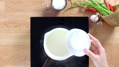 Nấu nước giấm đường: Đổ 150ml nước lọc và 100ml giấm gạo vào nồi hòa cùng một chút muối và 100gr đường phèn, khuấy trên lửa vừa cho tan rồi để nguội.