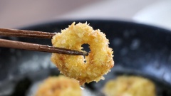 Mực mua về rửa sạch, để khô ráo và cắt 500gr mực thành từng khoanh tròn. Nhúng mực vào trứng gà đánh tan và bột chiên giòn. Lặp lại bước này thêm 1 lần. Sau đó nhúng qua bột chiên giòn. Cho mực vào chảo dầu nóng chiên vàng giòn 2 mặt.