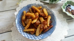 Gắp thịt ba chỉ kho dừa ra đĩa, ăn cùng với cơm nóng. Trong những ngày mưa hơi se lạnh, một nồi thịt kho dừa nóng hổi, thơm lừng sẽ làm cho bữa cơm gia đình bạn thêm ngon miệng. Nếu chưa biết cách kho thịt sao cho ngon thì nhanh tay thử nay công thức thịt ba chỉ kho này nhé.