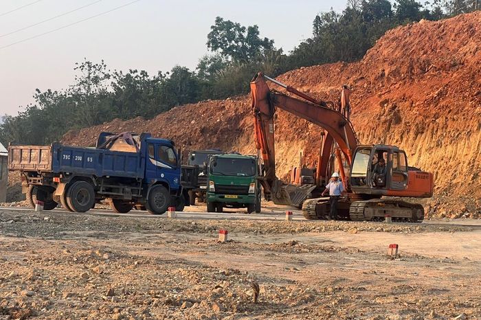 UBND tỉnh chỉ đạo khẩn trương xử lý dứt điểm tình trạng khai thác đất trái phép tại xã Diên Lạc - Báo Khánh Hòa