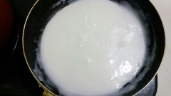 Làm nước cốt dừa rưới lên xôi: Hòa nước cốt dừa với đường, đun nhỏ lửa 3 phút. Cho phần bột năng đã hòa tan với nước vào cho đến khi hỗn hợp hơi sệt lại thì tắt lửa và để nguội.